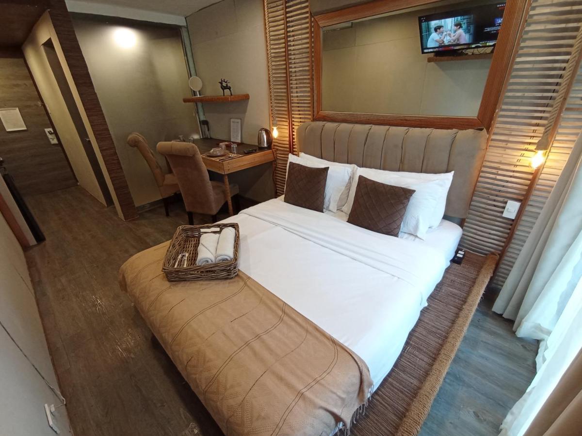 The Staycation - Serviced Rooms マニラ市 エクステリア 写真